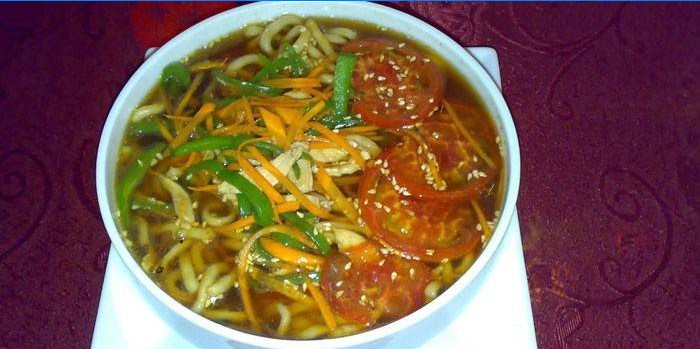 Kinesisk suppe med grøntsager og nudler