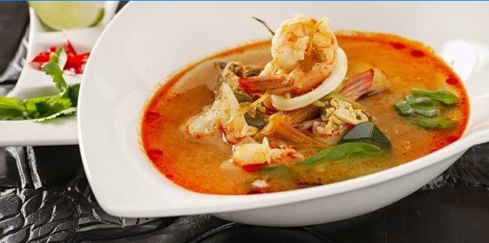 Tom yum skaldyrsuppe i en tallerken