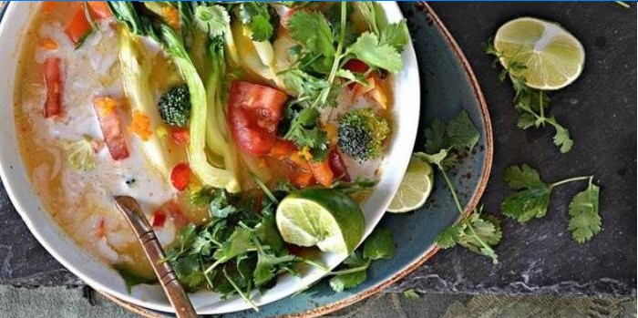 Vegetarisk tom yam suppe i en tallerken