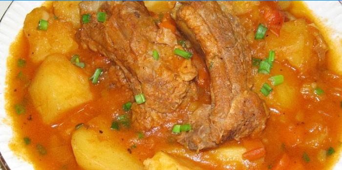 Braised svinekød ribben med kartofler i sauce