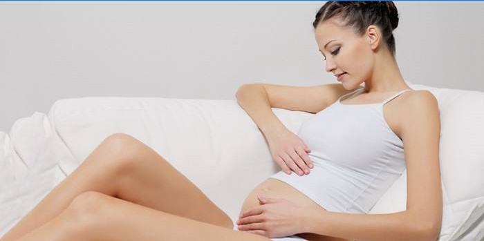 Gravid kvinde strygende mave
