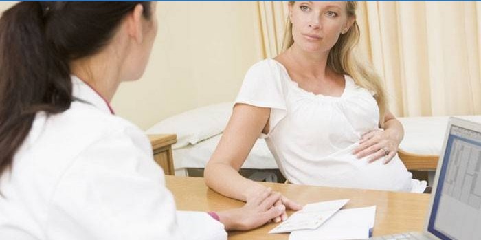 Gravid pige efter lægens aftale