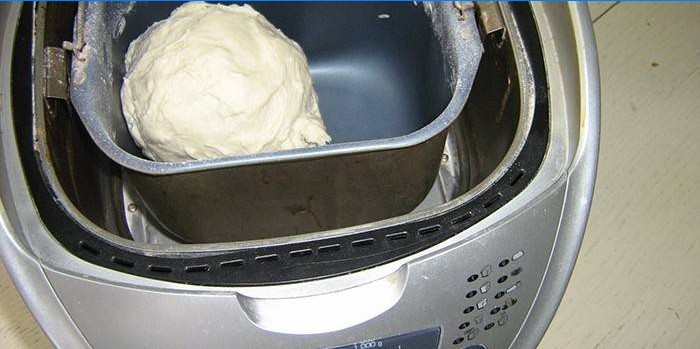 Klar dumplings dej i en brødmaskine