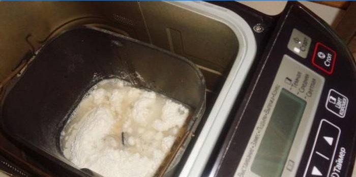 Ingredienser til dejen i brødmaskinen