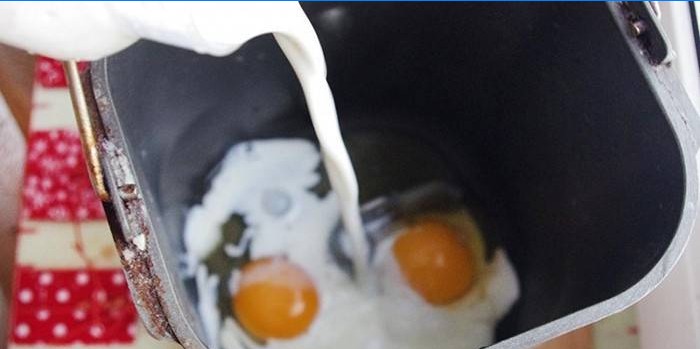 Mælk og æg i en container til en brødmaskine