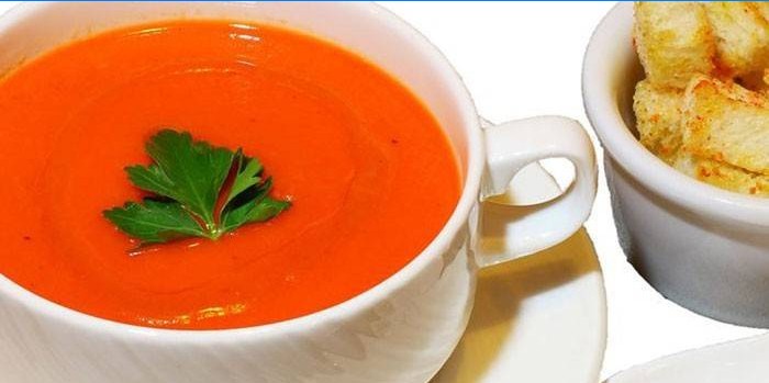 Tomatcreme suppe i en tallerken