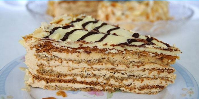 En skive Esterhazy kage med kogt kondenseret mælkecreme på en tallerken