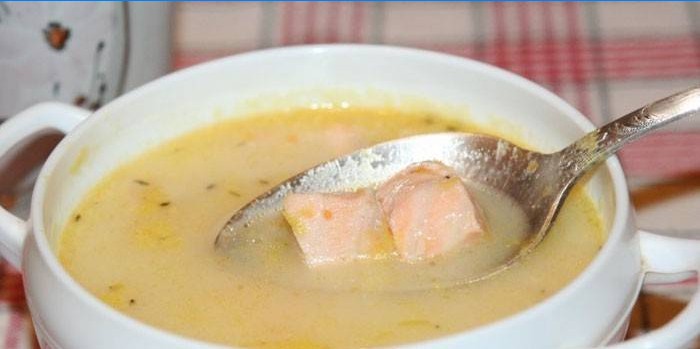 Fiskesuppe med skiver laks og fløde