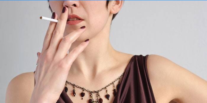 Pige med en cigaret