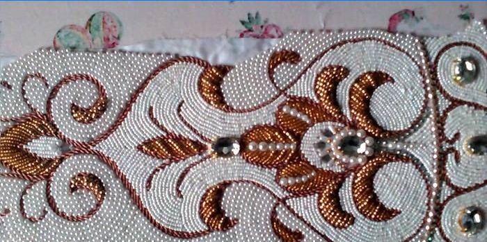 Mønster med beadwork på stof