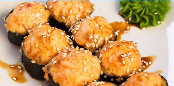 Bagt rulle med nori, sesamfrø og laks
