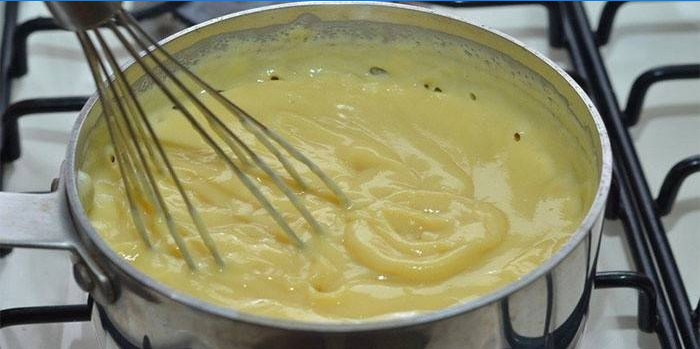 Custard i en gryde og pisker