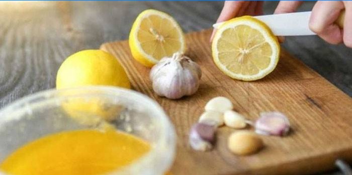 Kvinde skærer citron og hvidløg