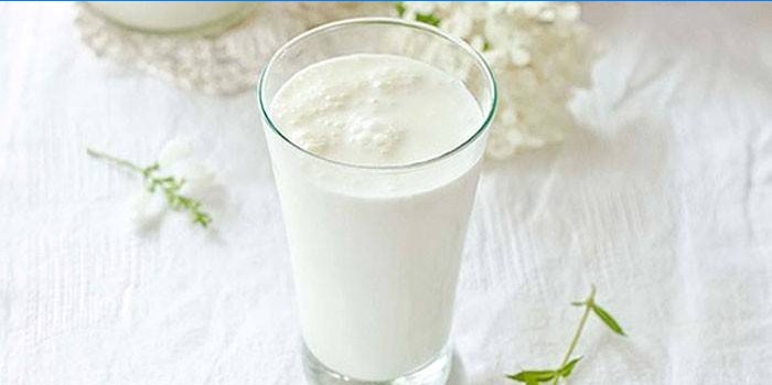 Hjemmelavet Ayran i et glas