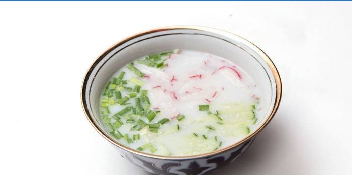 Okroshka i en tallerken