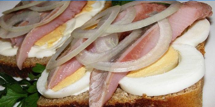 Sandwich med sild og æg