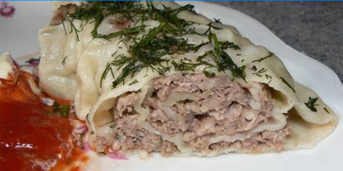 Med hakket kød og sauce