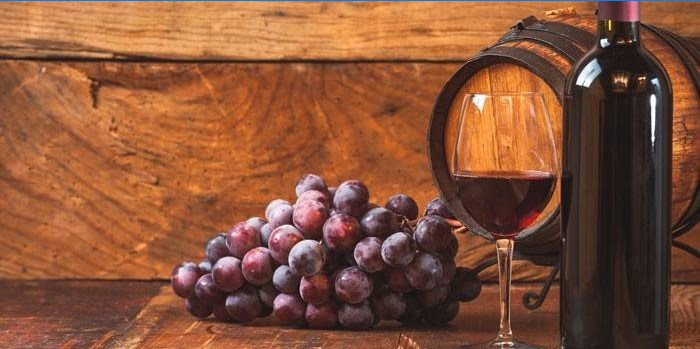 Flaske vin og druer