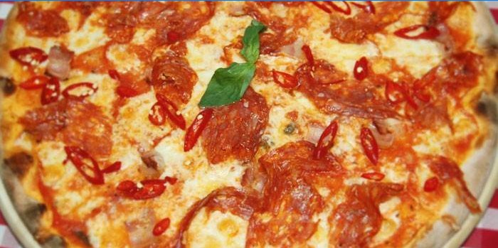 Med løgsauce og rød hot pepper