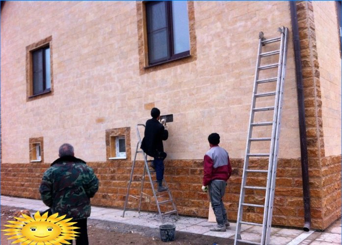 Dagestan-sten: mod husets facade