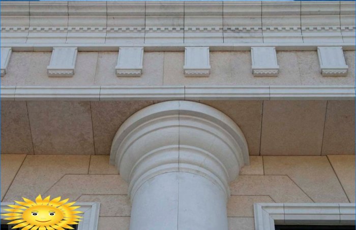 Dagestan-sten: mod husets facade