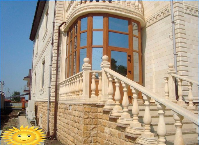 Dagestan-sten: mod husets facade