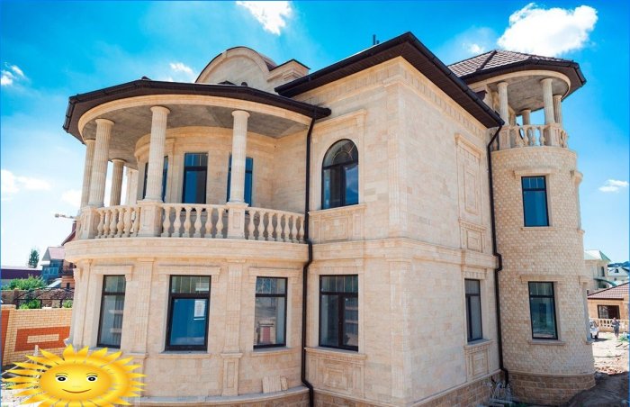 Dagestan-sten: mod husets facade