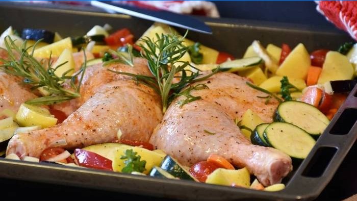 Kyllingeben med grøntsager inden bagning