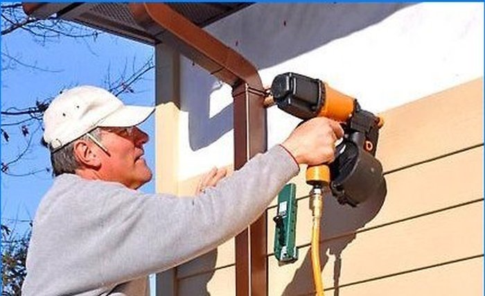 DIY vinyl sidespor installation