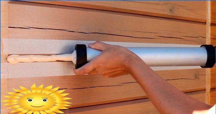 Gør-det-selv-lukning af sømmene i et bjælkehus i et træhus