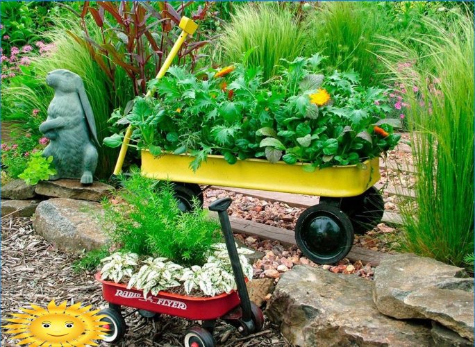 Havedekoration med blomstrende planter i containere og gryder