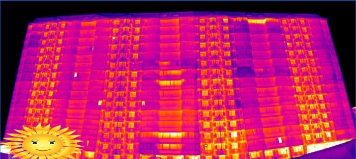 Inspektion af et hjem med en termisk billedbehandling: finde varmelækager