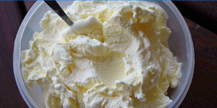 Kaymak på en tallerken