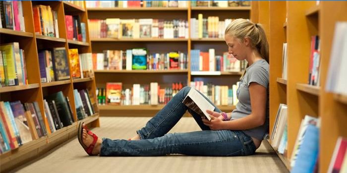 Pige i biblioteket