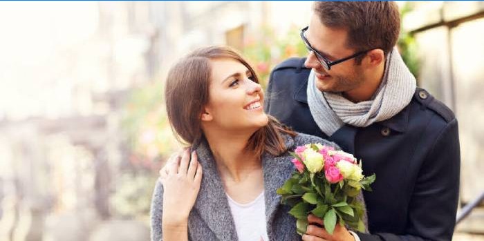 Manden giver blomster til sin kone