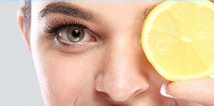 Kvinde med citron