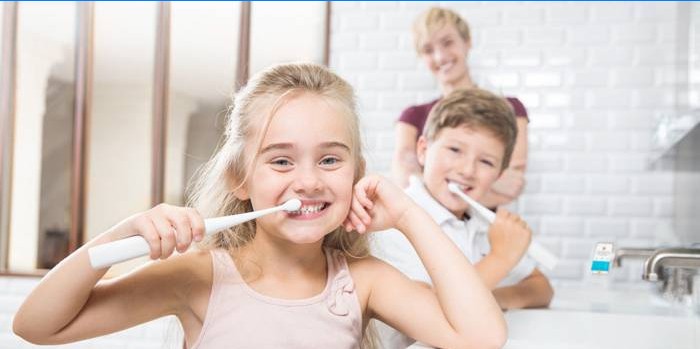 Børn børster deres tænder