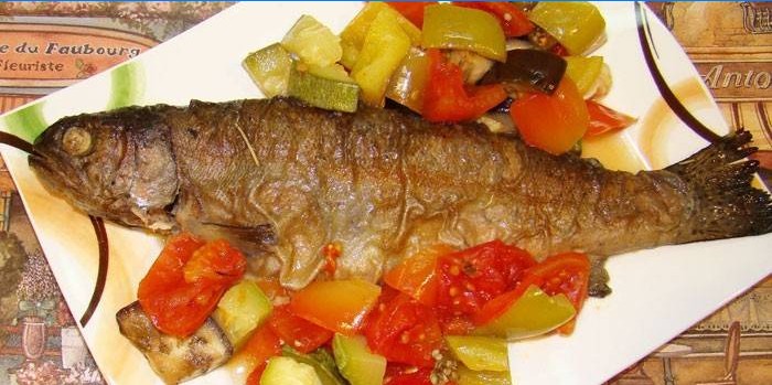 Rød fisk med grøntsager