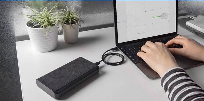Opladning af en bærbar computer fra Power bank