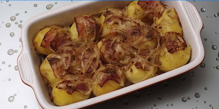 Bagt kartoffel med bacon og løg