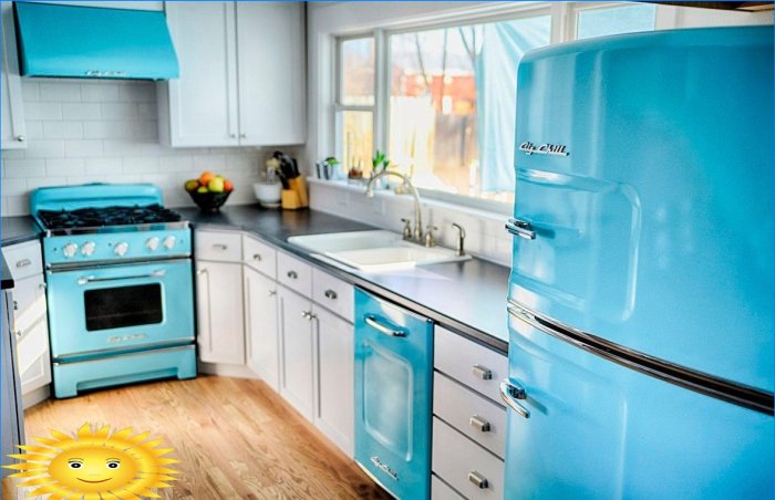 Lyse husholdningsapparater i køkkenet: fotovalg
