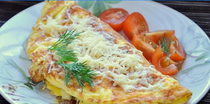 Omelet med pølse og ost