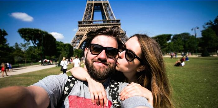 Unges selfies på baggrund af Eiffeltårnet