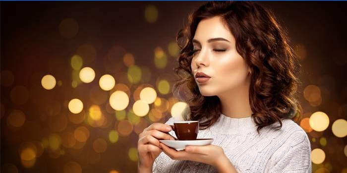 Pige drikker espresso