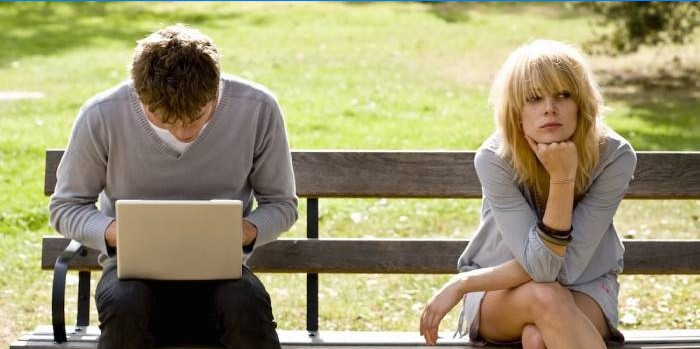 Mand med bærbar computer og pige