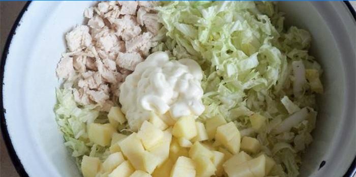 Ingredienser og mayonnaise i en skål
