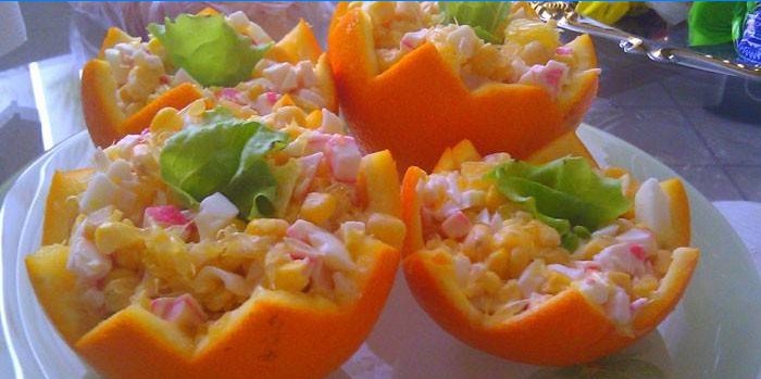 Salat af appelsin og krabbe pinde med hvidløg