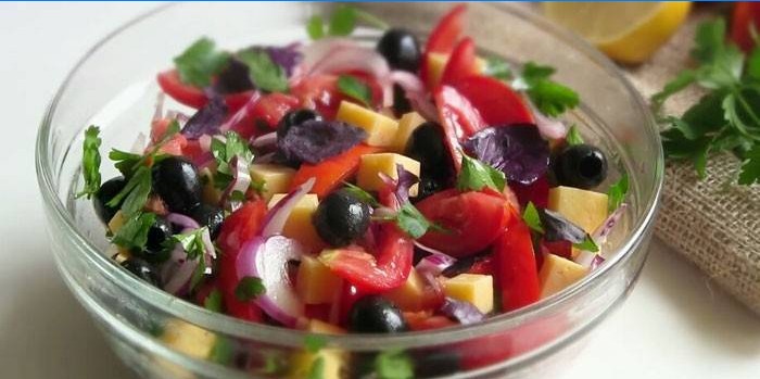 Grøntsagsalat med tomater og oliven