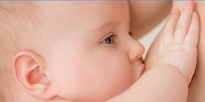Kvinde, der ammer en baby