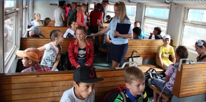 Skolebørn i et tog